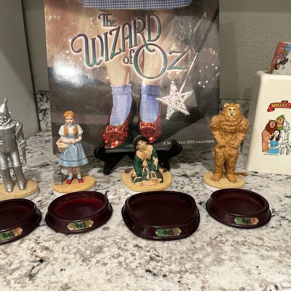 Tin Man, Scarecrow, Cowardly Lion and Dorothy Ceramic Figurines w/Wooden Bases - Picture 4 of 6